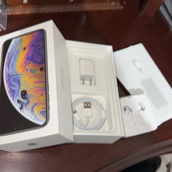 Apple headphonesnes, charger port and wire new apple accessories. Never used box - Picture 4 of 5